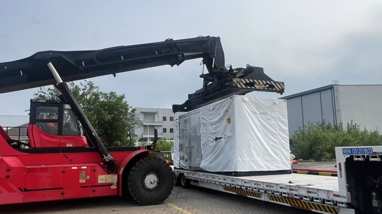 一件大物件正在被装到大卡车上,展示了工业环境中的装载过程。