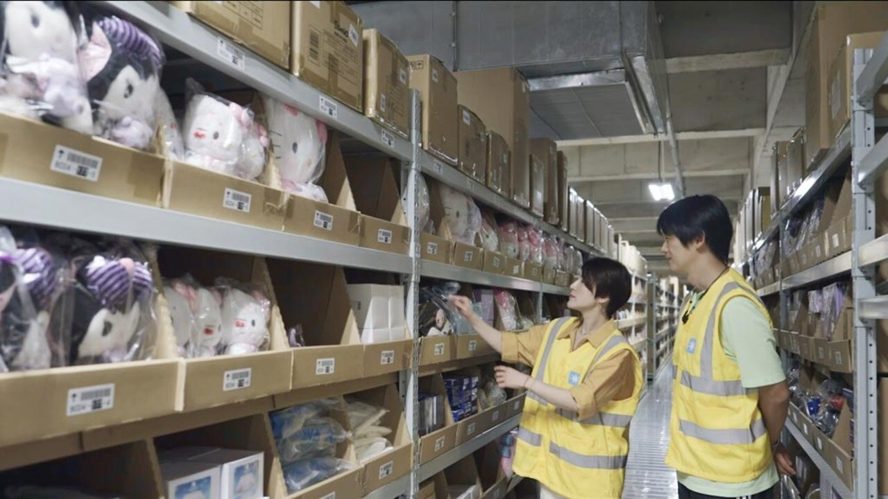超市工作人员在摆放毛绒玩具