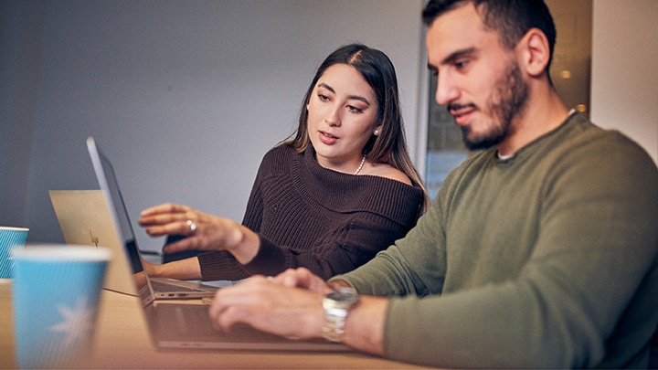 男女员工正在讨论一个项目