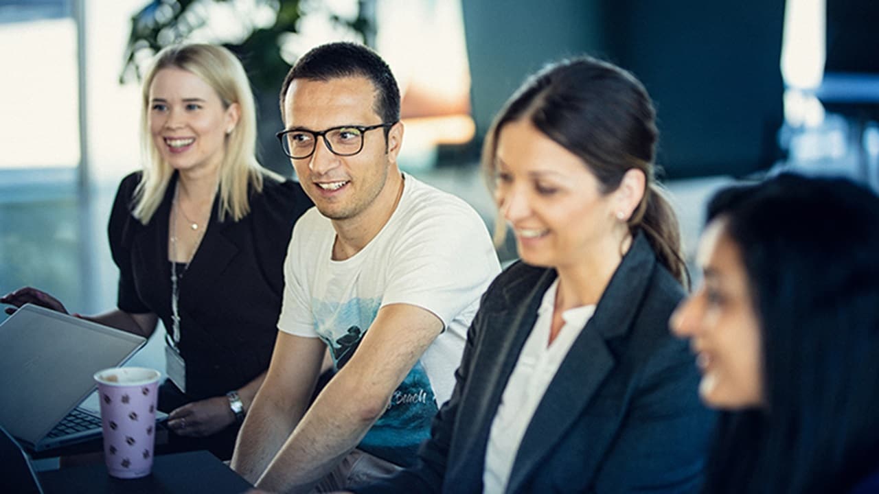 马士基办公室里一群面带微笑的员工。