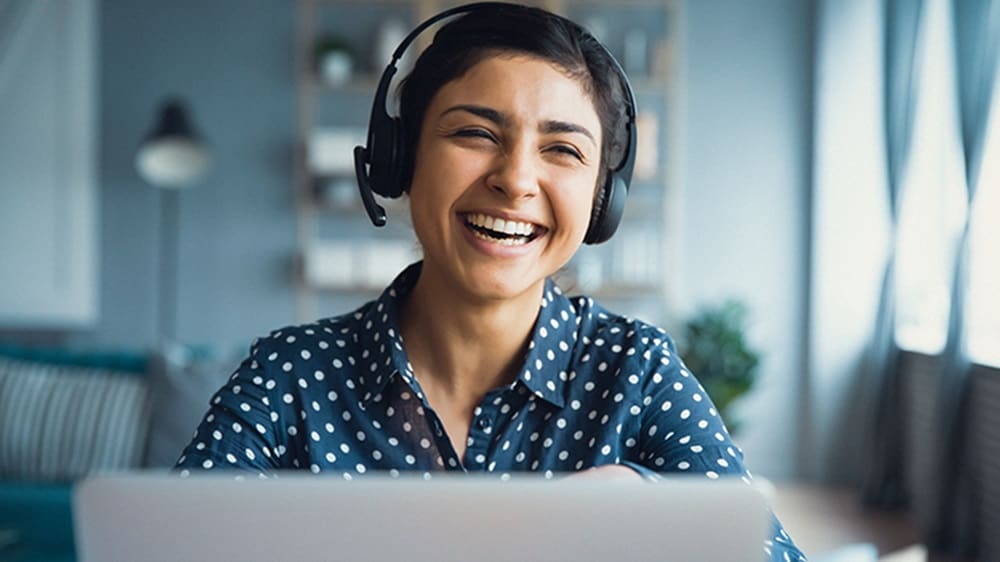 he employee wears a headset and speaks with a customer.