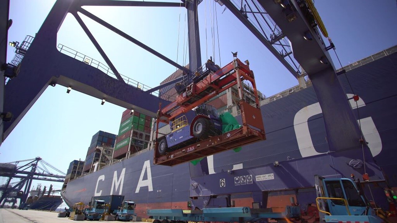 Battery-electric container handling equipment