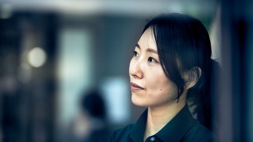 女子看向远方
