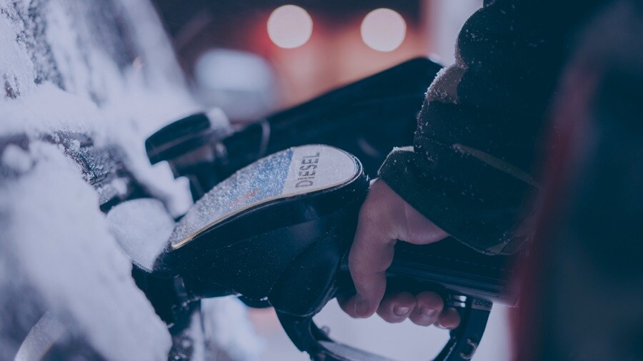 Hand pumping in gasoline in the car