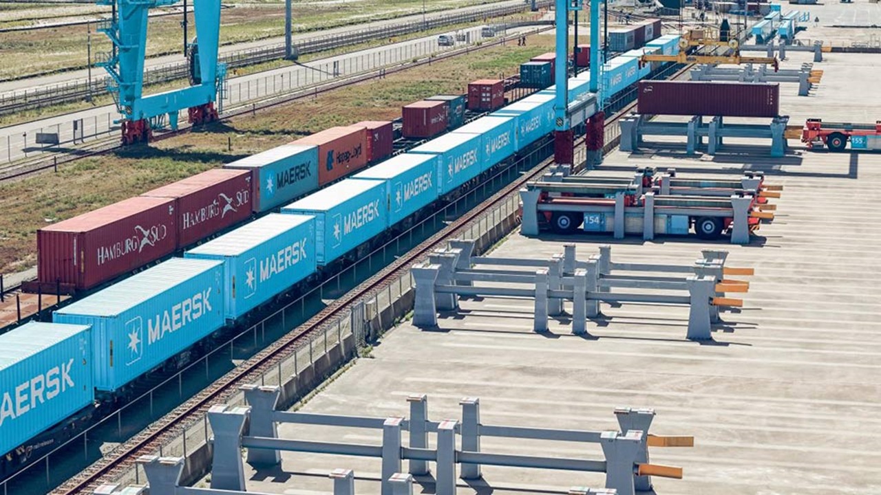 Port of Rotterdam preparing containers