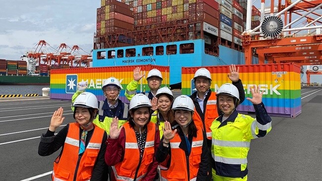 APM Terminals Yokohama employees welcome Maersk’s rainbow containers, celebrating diversity and inclusion in the maritime and port logistics sectors.