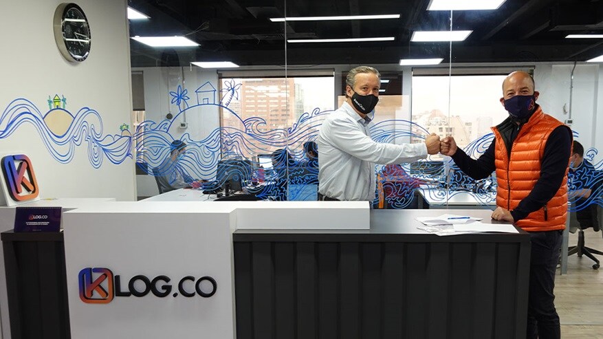 Felipe Bermudez, Commercial Manager of Hamburg Süd (left) and Janan Knust, Founder & CEO of KLog.co signing the TradeLens agreement.