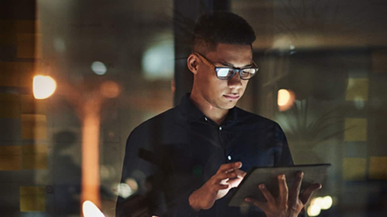 一位年轻男士使用平板电脑搜索 EDI接口集成与API 解决方案。