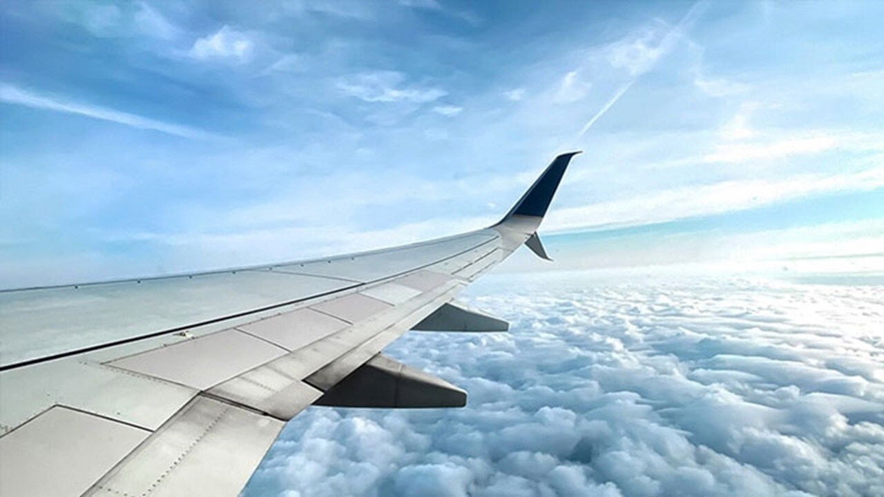 一架飞机的空中后视图,表示马士基空运为 Accur8 Distribution 插上了新的翅膀。