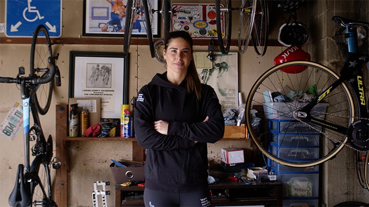 Mandy Marquardt,一名短程骑行车手,背景为骑行装备。