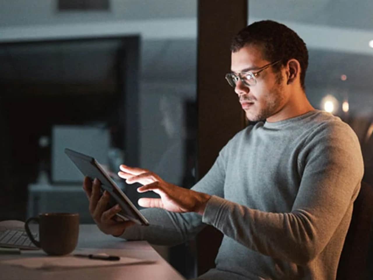 一名男子正在使用数字选项卡查询如何申请 ECTN 证书。