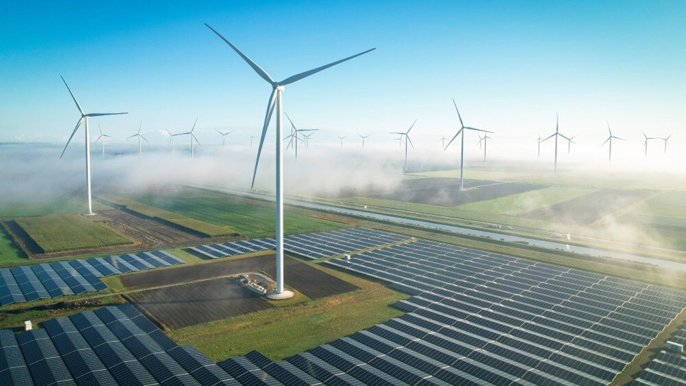 现代化农场中，风力涡轮机与太阳能电池板正源源不断地生产可再生能源。