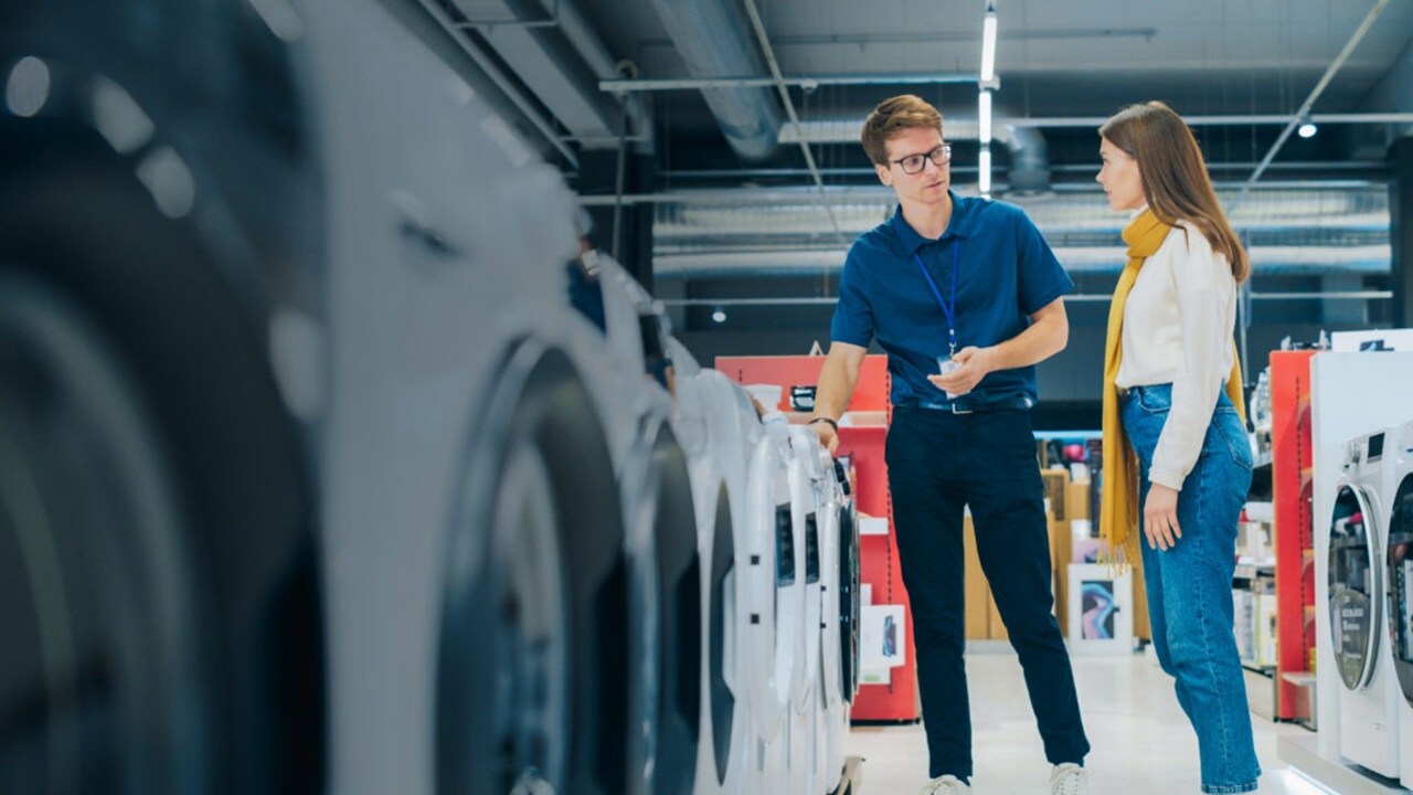 干货运输-一个工人正在进行机械零件的制作