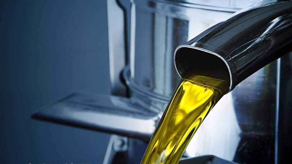 液体货物解决方案 | 液体从金属集装箱流出的特写。